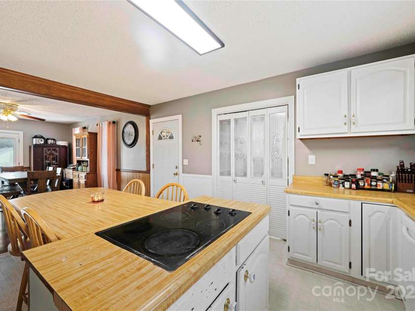 2207 Stagecoach Trail, Shelby, NC 28150.  MLS# CAR4290259, YatesRealty ID 31813. Kitchen