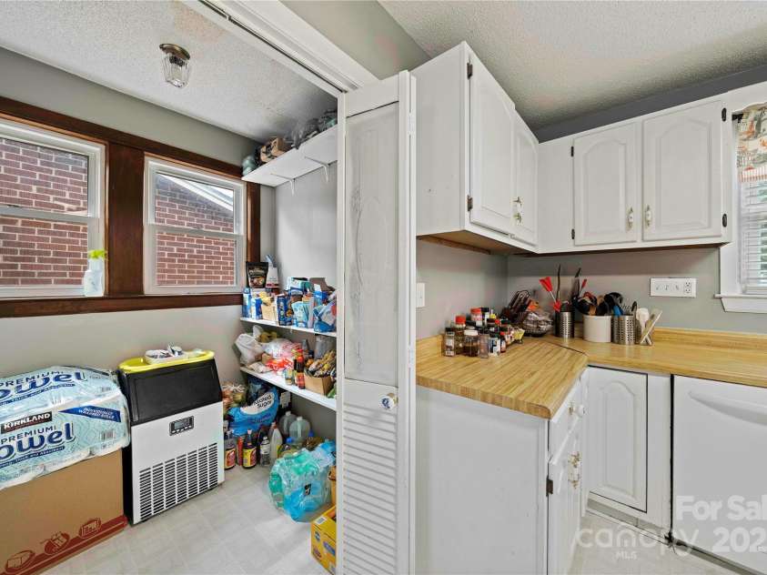 2207 Stagecoach Trail, Shelby, NC 28150.  MLS# CAR4290259, YatesRealty ID 31813. Kitchen & Pantry