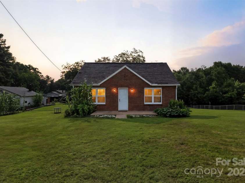 3544 6th Street Drive, Hickory, NC 28601.  MLS# CAR4284338, YatesRealty ID 31814. 