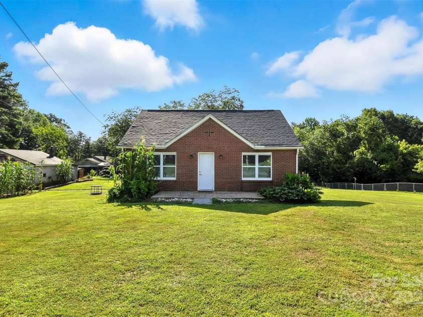 3544 6th Street Drive, Hickory, NC 28601.  MLS# CAR4284338, YatesRealty ID 31814. 