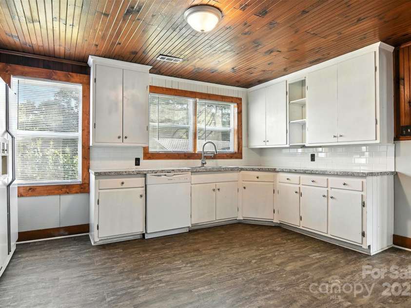 3544 6th Street Drive, Hickory, NC 28601.  MLS# CAR4284338, YatesRealty ID 31814. 