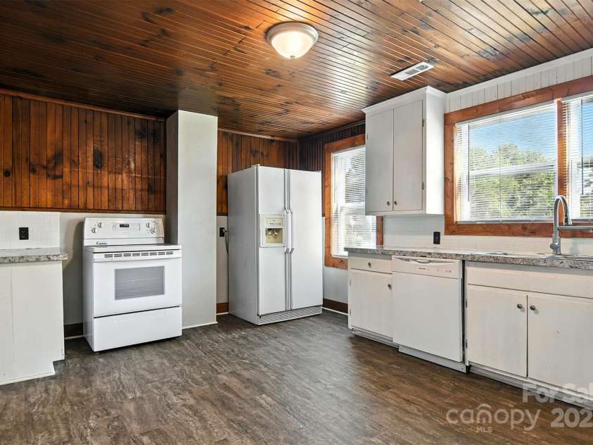 3544 6th Street Drive, Hickory, NC 28601.  MLS# CAR4284338, YatesRealty ID 31814. 