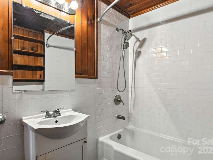 3544 6th Street Drive, Hickory, NC 28601.  MLS# CAR4284338, YatesRealty ID 31814. 