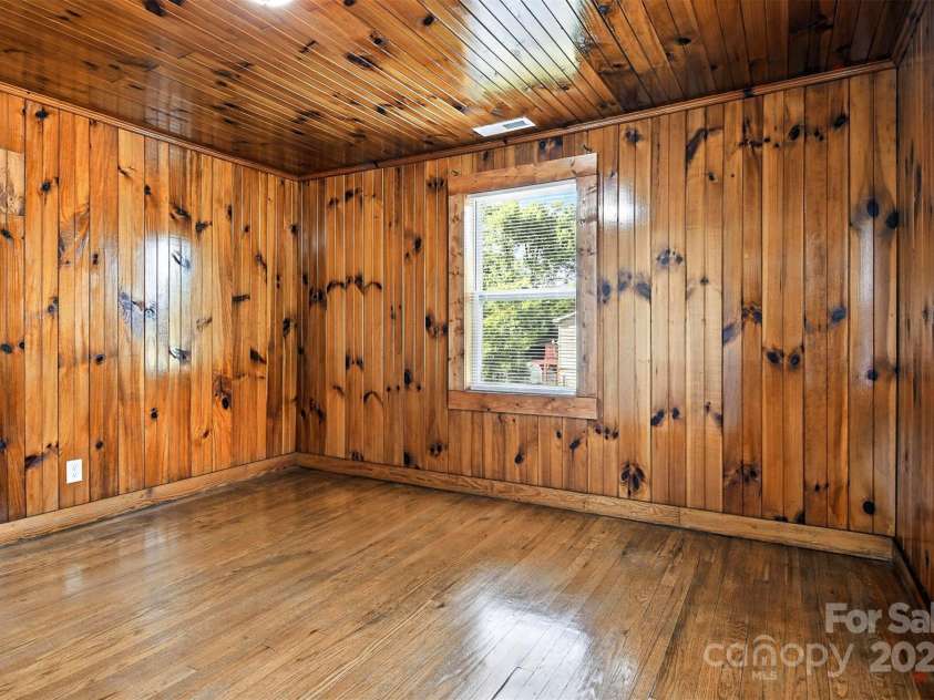 3544 6th Street Drive, Hickory, NC 28601.  MLS# CAR4284338, YatesRealty ID 31814. 