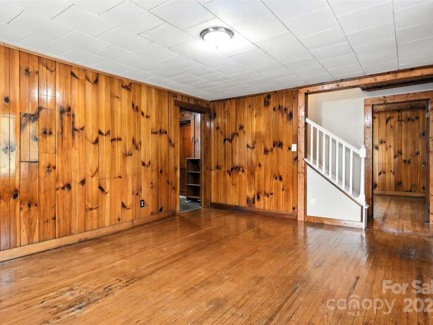 3544 6th Street Drive, Hickory, NC 28601.  MLS# CAR4284338, YatesRealty ID 31814. 