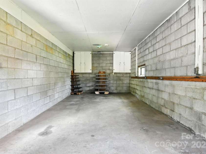 3544 6th Street Drive, Hickory, NC 28601.  MLS# CAR4284338, YatesRealty ID 31814. 