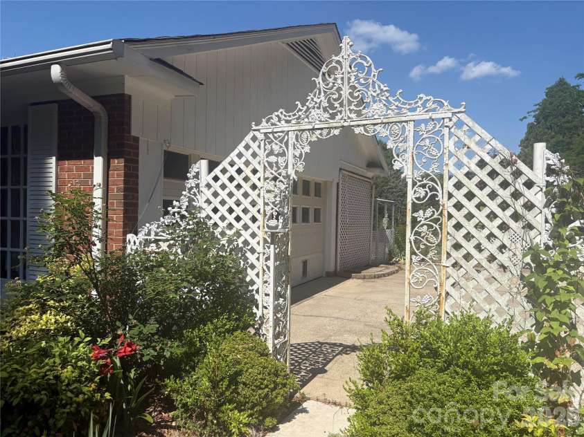 5500 Saddlewood Lane, Mint Hill, NC 28227.  MLS# CAR4382931, YatesRealty ID 31815. Decorative yard art!