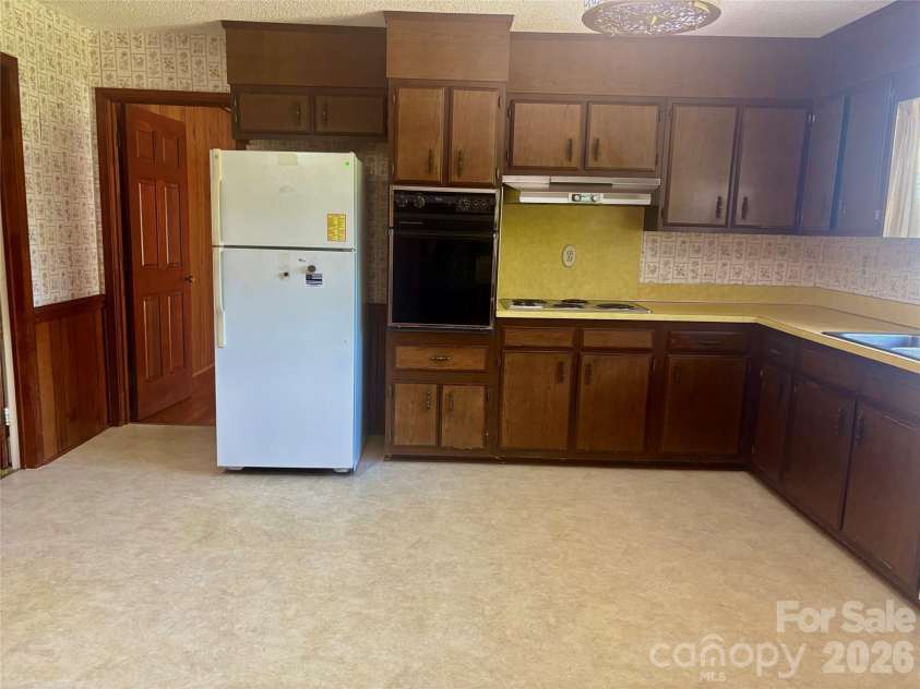 5500 Saddlewood Lane, Mint Hill, NC 28227.  MLS# CAR4382931, YatesRealty ID 31815. Kitchen is large enough for a breakfast table!