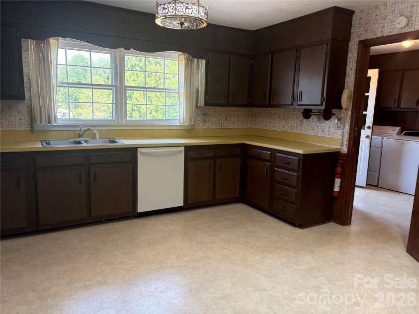5500 Saddlewood Lane, Mint Hill, NC 28227.  MLS# CAR4382931, YatesRealty ID 31815. Large Kitchen with plenty cabinets!