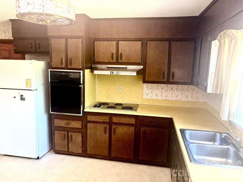 5500 Saddlewood Lane, Mint Hill, NC 28227.  MLS# CAR4382931, YatesRealty ID 31815. Spacious kitchen with cabinets and counters in great shape!