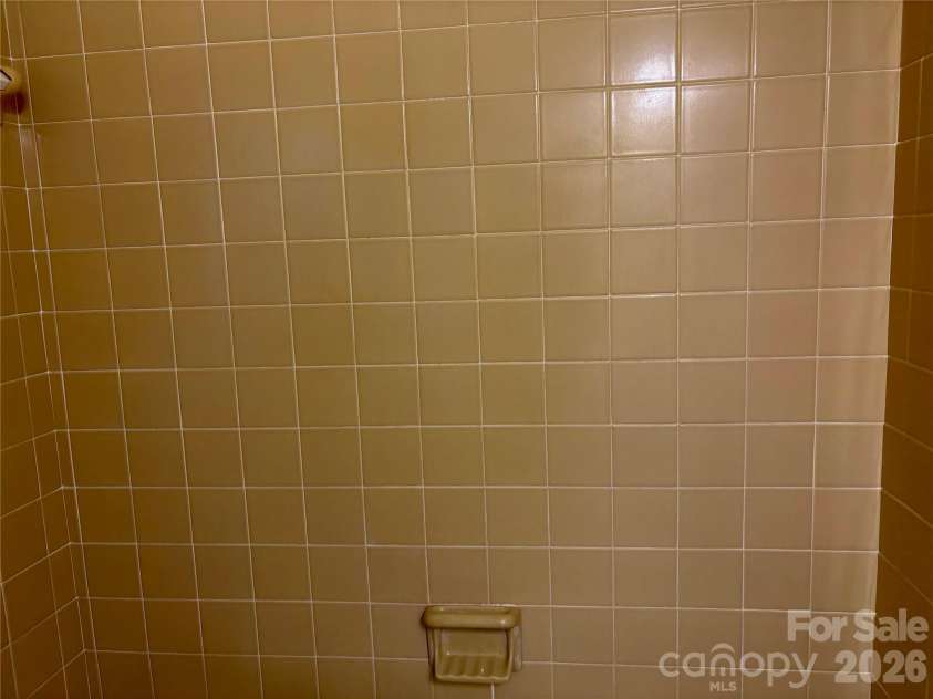 5500 Saddlewood Lane, Mint Hill, NC 28227.  MLS# CAR4382931, YatesRealty ID 31815. Tile is well maintained and clean!!