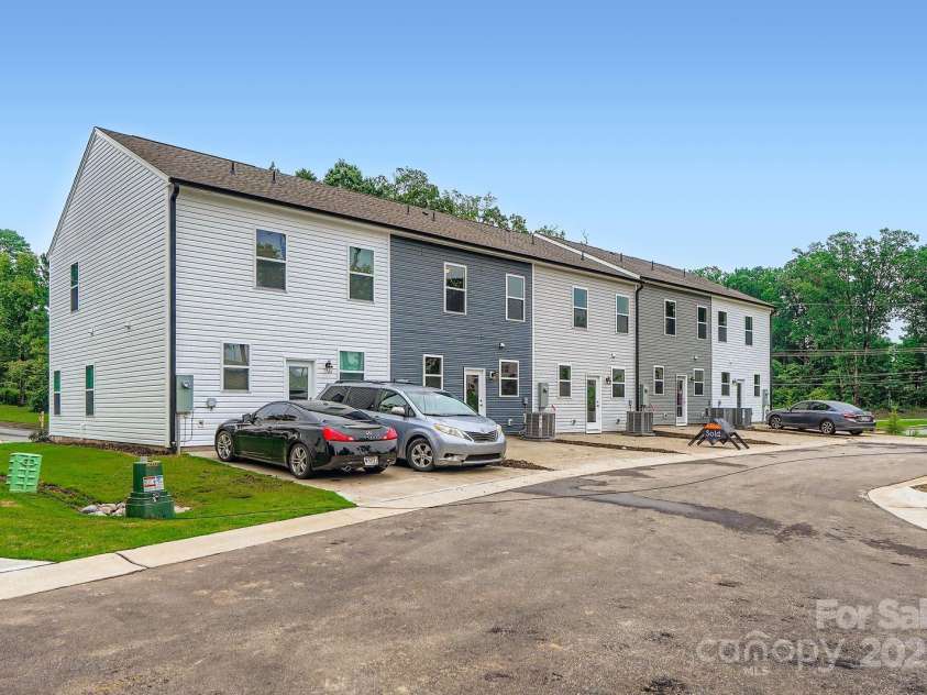 3027 Howell Mill Road, Charlotte, NC 28208.  MLS# CAR4255267, YatesRealty ID 31820. 