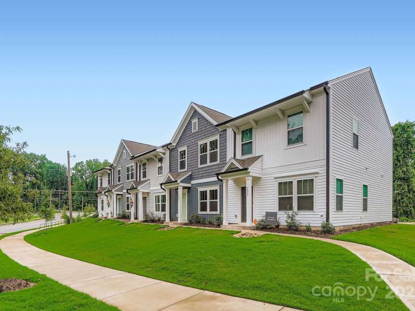 3027 Howell Mill Road, Charlotte, NC 28208.  MLS# CAR4255267, YatesRealty ID 31820. 
