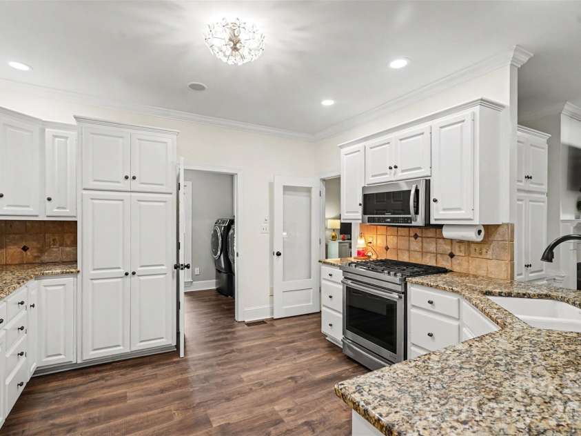 6128 Lake Providence Lane, Charlotte, NC 28277.  MLS# CAR4389001, YatesRealty ID 31820. 