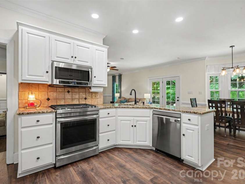 6128 Lake Providence Lane, Charlotte, NC 28277.  MLS# CAR4389001, YatesRealty ID 31820. 