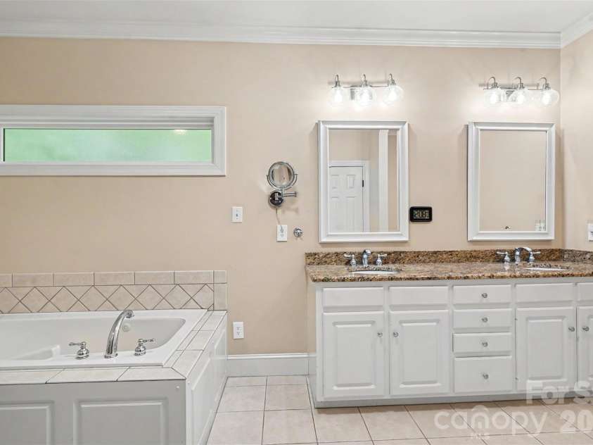 6128 Lake Providence Lane, Charlotte, NC 28277.  MLS# CAR4389001, YatesRealty ID 31820. 