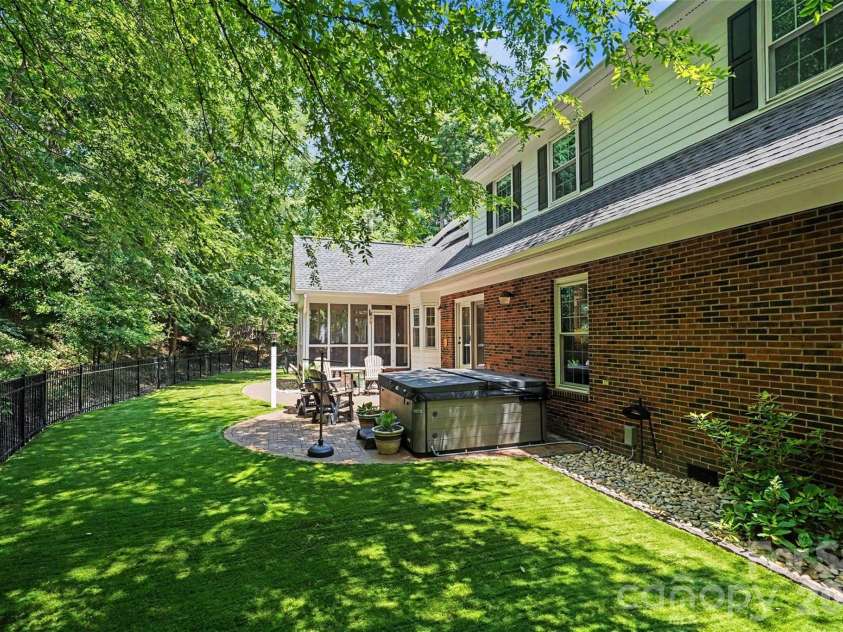 6128 Lake Providence Lane, Charlotte, NC 28277.  MLS# CAR4389001, YatesRealty ID 31820. 