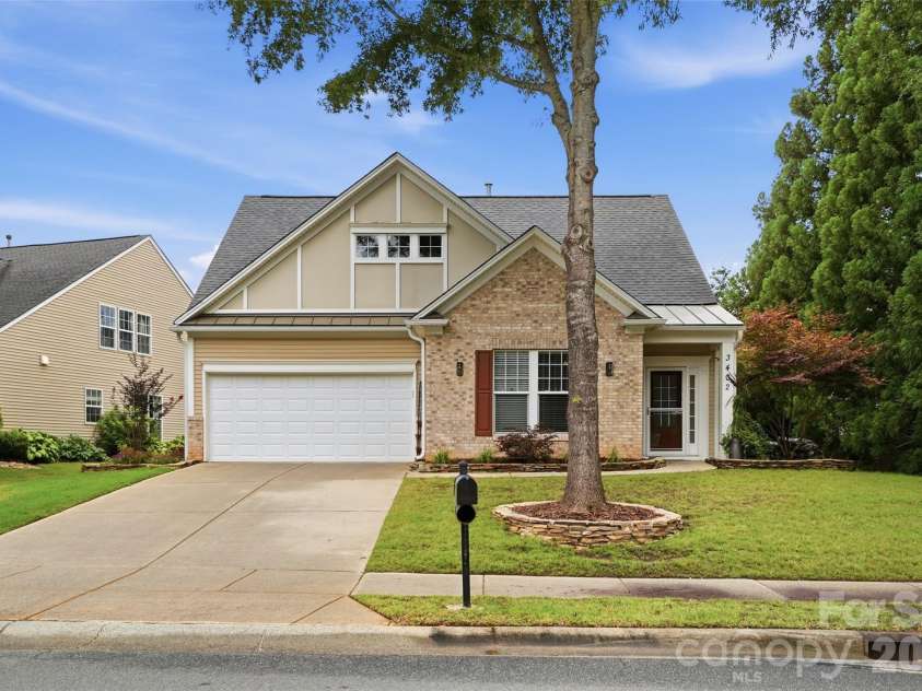 3402 Darlington Road, Matthews, NC 28105.  MLS# CAR4389416, YatesRealty ID 31821. 
