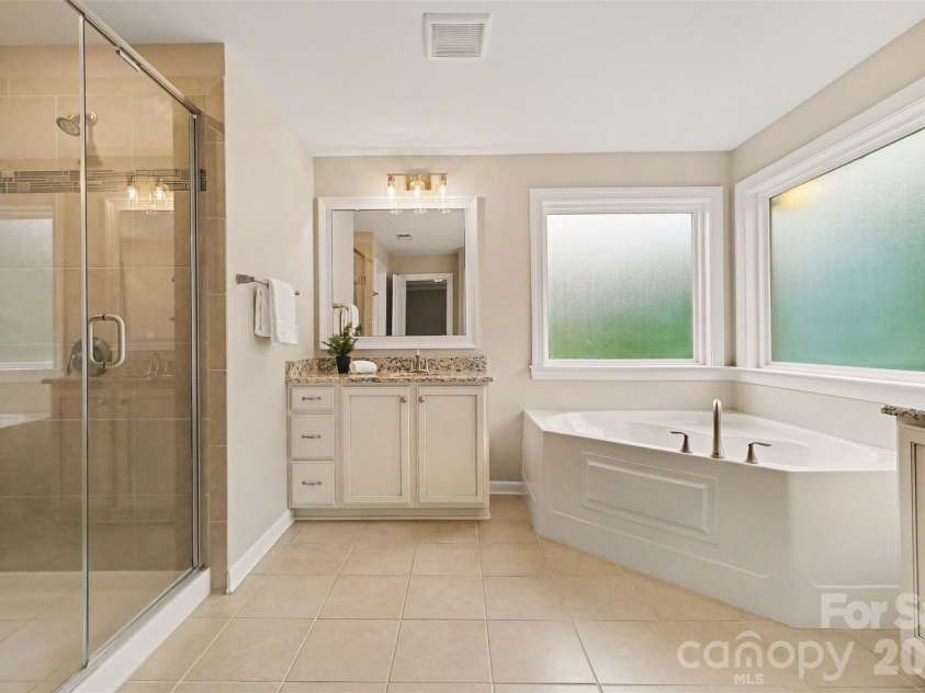 2521 Surveyor General Drive, Waxhaw, NC 28173.  MLS# CAR4390808, YatesRealty ID 31822. Primary bath