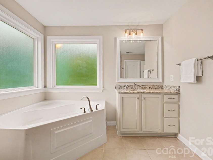 2521 Surveyor General Drive, Waxhaw, NC 28173.  MLS# CAR4390808, YatesRealty ID 31822. Primary bath