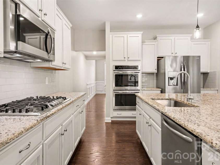 2521 Surveyor General Drive, Waxhaw, NC 28173.  MLS# CAR4426131, YatesRealty ID 31822. The gourmet Kitchen