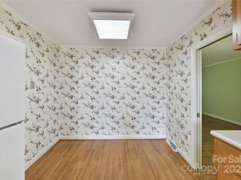 6811 Old Reid Road, Charlotte, NC 28210.  MLS# CAR4284933, YatesRealty ID 31822. Breakfast area