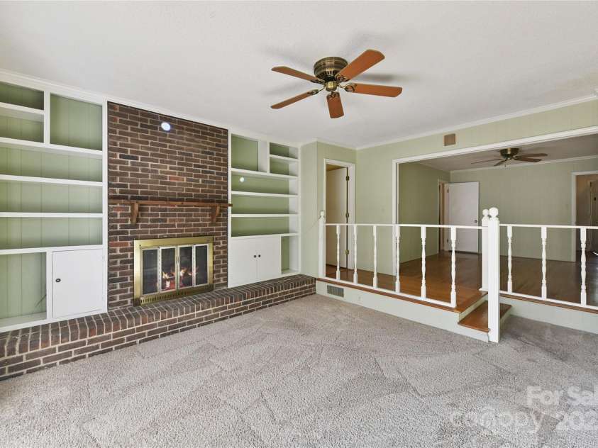 6811 Old Reid Road, Charlotte, NC 28210.  MLS# CAR4284933, YatesRealty ID 31822. Large Family Room with Built-ins, Gas Fireplace/Mantle and Ceiling Fan