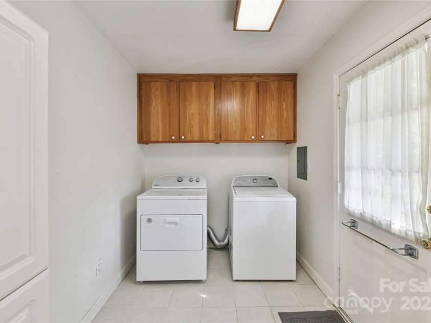 6811 Old Reid Road, Charlotte, NC 28210.  MLS# CAR4284933, YatesRealty ID 31822. Laundry Room/Mud Room 