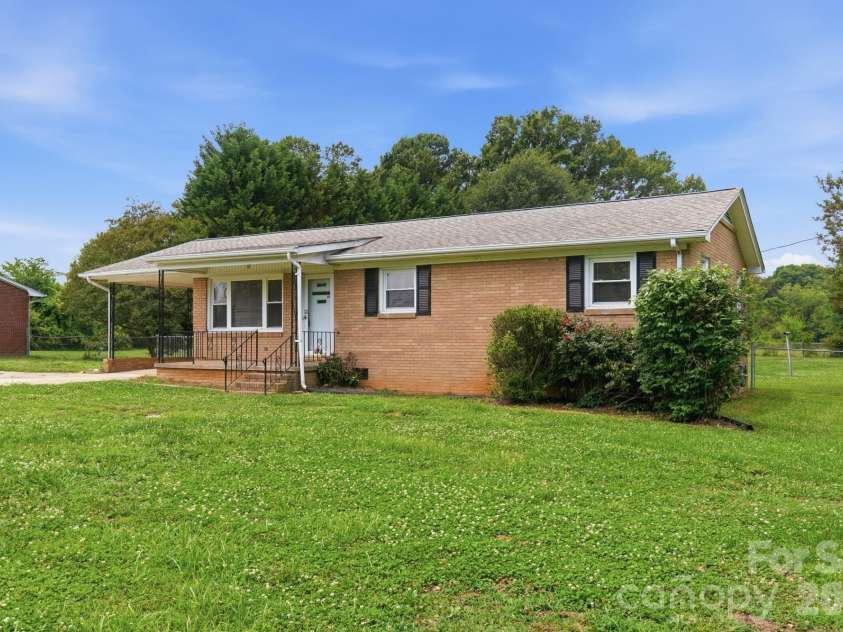 913 Harper Road, Gastonia, NC 28056.  MLS# CAR4390403, YatesRealty ID 31823. 