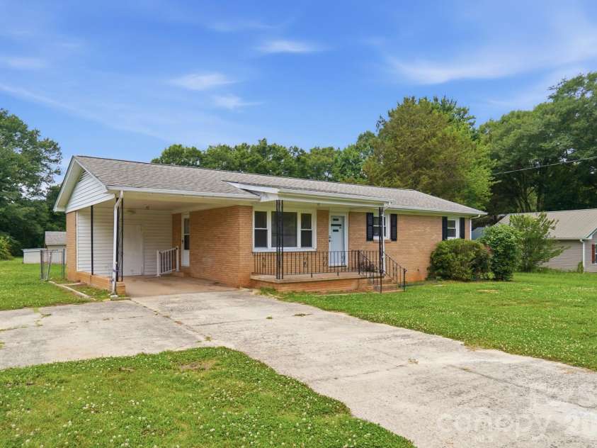 913 Harper Road, Gastonia, NC 28056.  MLS# CAR4390403, YatesRealty ID 31823. 