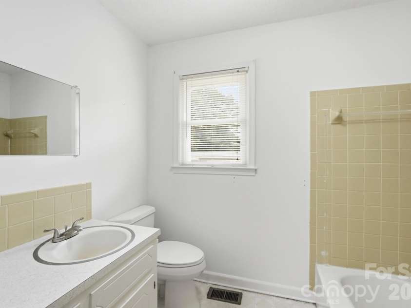 913 Harper Road, Gastonia, NC 28056.  MLS# CAR4390403, YatesRealty ID 31823. Bathroom