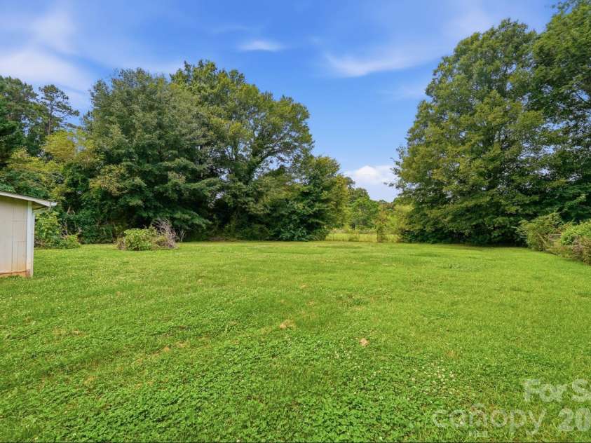 913 Harper Road, Gastonia, NC 28056.  MLS# CAR4390403, YatesRealty ID 31823. Huge, flat backyard