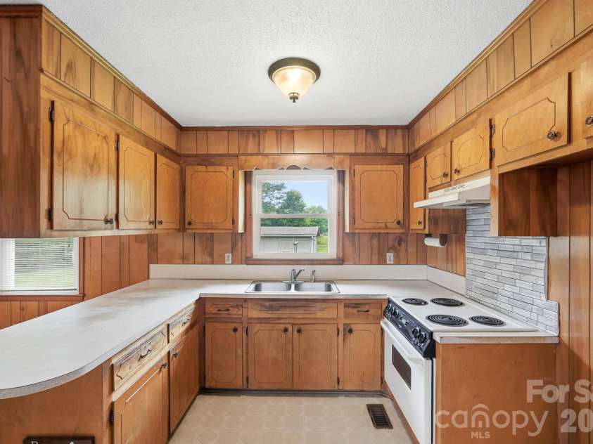 913 Harper Road, Gastonia, NC 28056.  MLS# CAR4390403, YatesRealty ID 31823. Kitchen