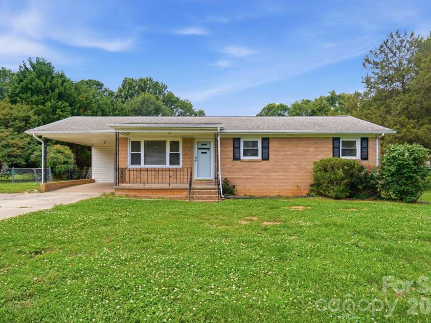 913 Harper Road, Gastonia, NC 28056.  MLS# CAR4390403, YatesRealty ID 31823. Welcome to 913 Harper Rd!