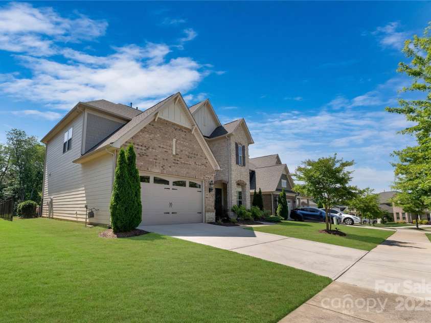 11313 Limehurst Place, Charlotte, NC 28278.  MLS# CAR4269063, YatesRealty ID 31824. 