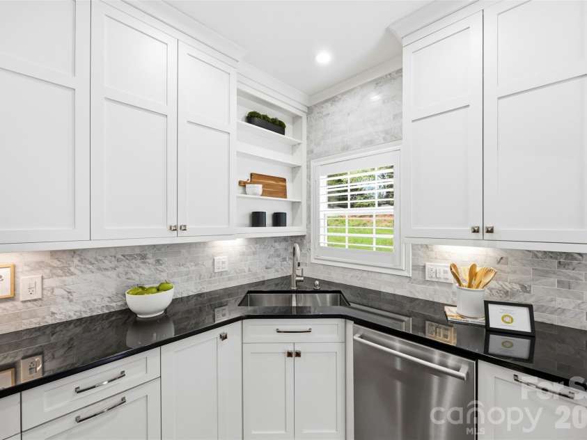 9415 Bonnie Briar Circle, Charlotte, NC 28277.  MLS# CAR4389175, YatesRealty ID 31824. Kitchen