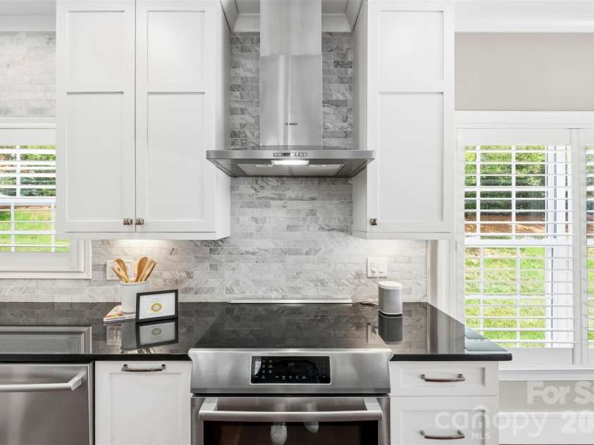 9415 Bonnie Briar Circle, Charlotte, NC 28277.  MLS# CAR4389175, YatesRealty ID 31824. Kitchen