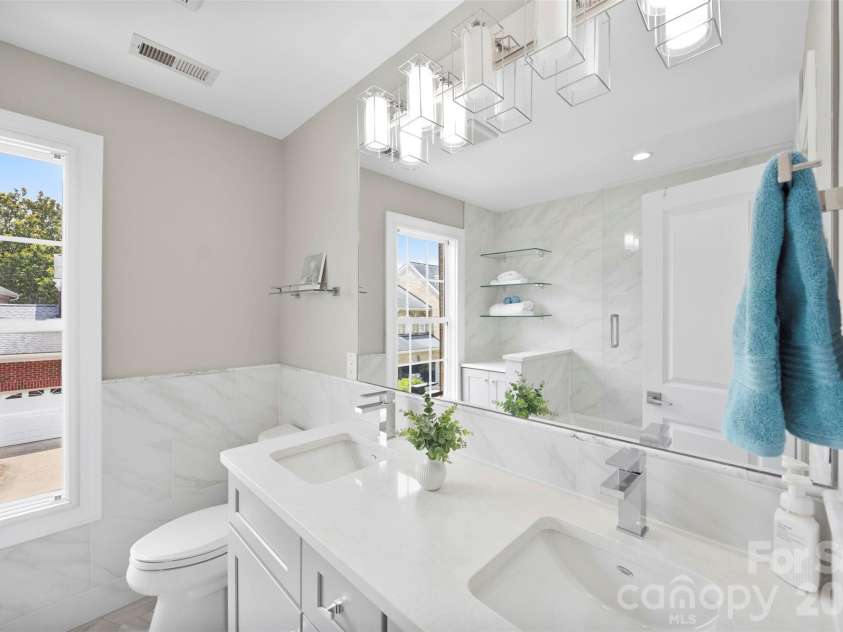 9415 Bonnie Briar Circle, Charlotte, NC 28277.  MLS# CAR4389175, YatesRealty ID 31824. Upstairs Full Bathroom