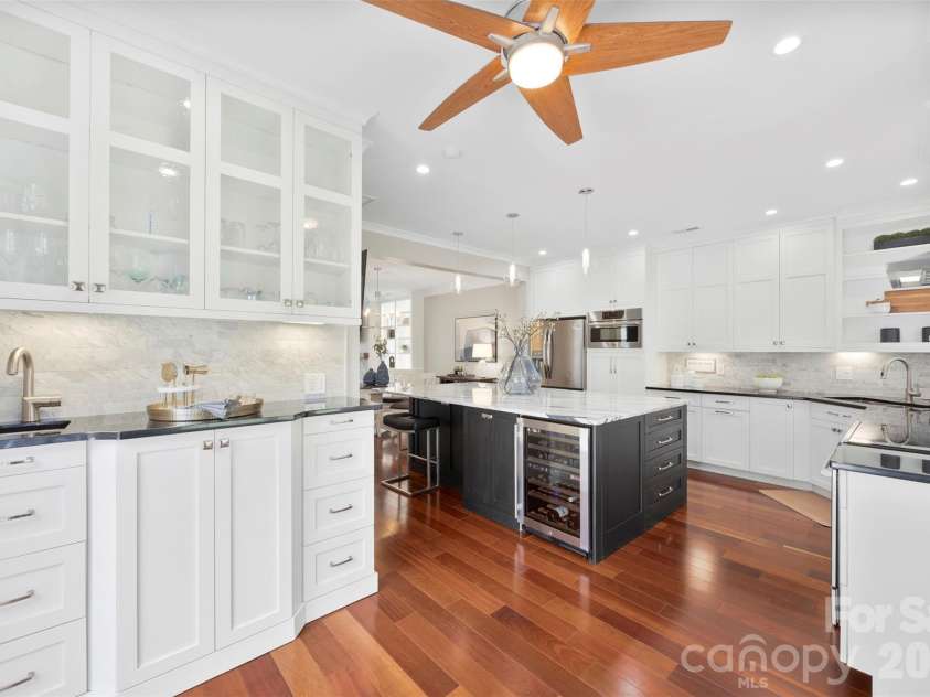 9415 Bonnie Briar Circle, Charlotte, NC 28277.  MLS# CAR4389175, YatesRealty ID 31824. Wet bar