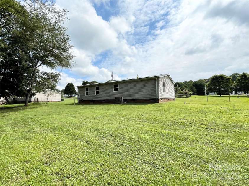 177 Titanium Drive, Statesville, NC 28625.  MLS# CAR4290837, YatesRealty ID 31827. 