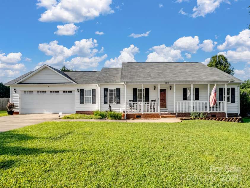 109 Ridgegate Lane, Statesville, NC 28625.  MLS# CAR4283681, YatesRealty ID 31828. 