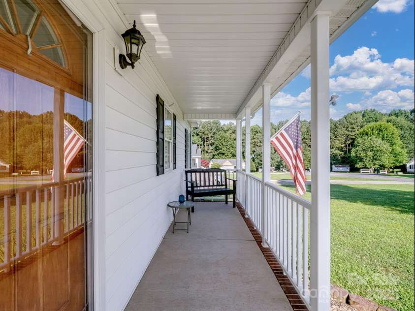 109 Ridgegate Lane, Statesville, NC 28625.  MLS# CAR4283681, YatesRealty ID 31828. 