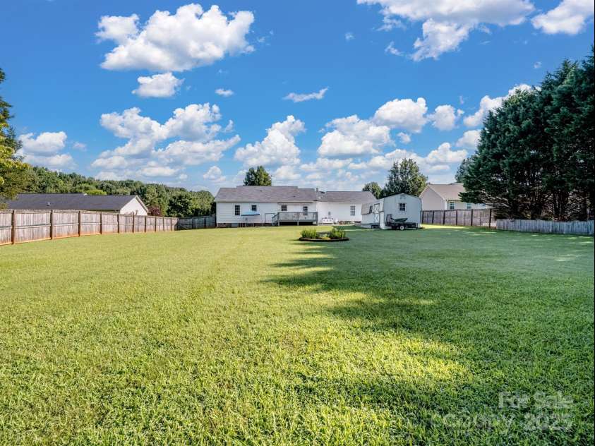 109 Ridgegate Lane, Statesville, NC 28625.  MLS# CAR4283681, YatesRealty ID 31828. 