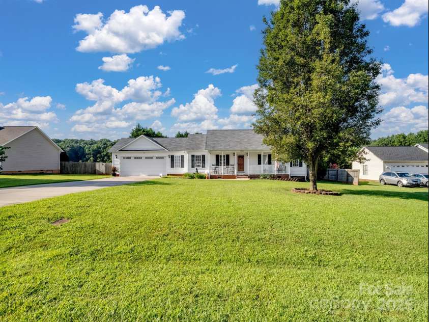 109 Ridgegate Lane, Statesville, NC 28625.  MLS# CAR4283681, YatesRealty ID 31828. 