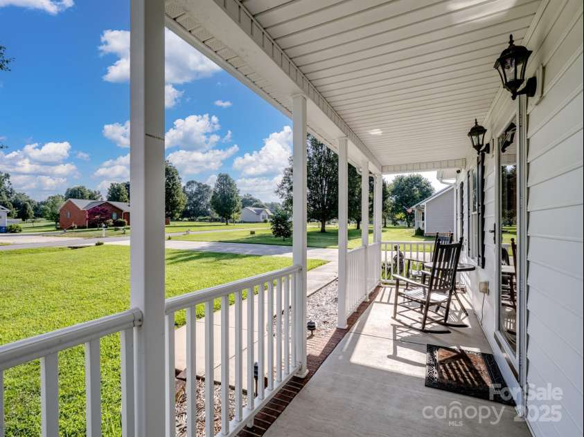 109 Ridgegate Lane, Statesville, NC 28625.  MLS# CAR4283681, YatesRealty ID 31828. 