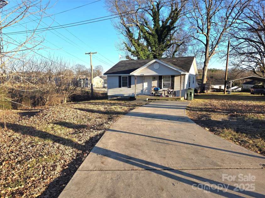 1021 Airline Avenue, Gastonia, NC 28054.  MLS# CAR4221541, YatesRealty ID 3183. 