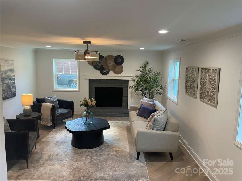 5840 Charing Place, Charlotte, NC 28211.  MLS# CAR4266870, YatesRealty ID 31830. 