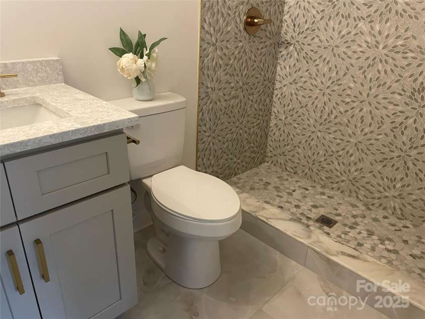 5840 Charing Place, Charlotte, NC 28211.  MLS# CAR4266870, YatesRealty ID 31830. 