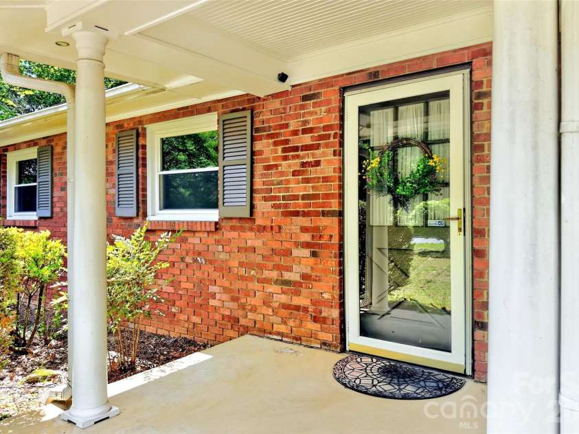 103 Richard Lane, Black Mountain, NC 28711.  MLS# CAR4393479, YatesRealty ID 31831. Front entry