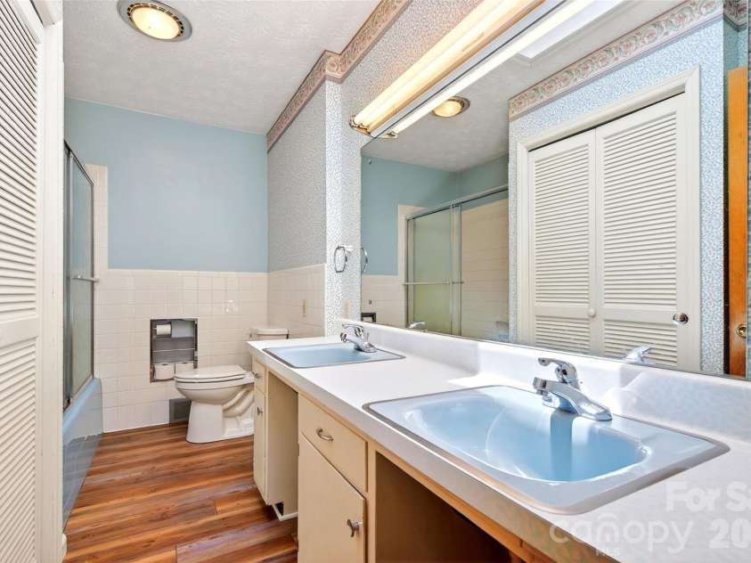 103 Richard Lane, Black Mountain, NC 28711.  MLS# CAR4393479, YatesRealty ID 31831. Hallway bath